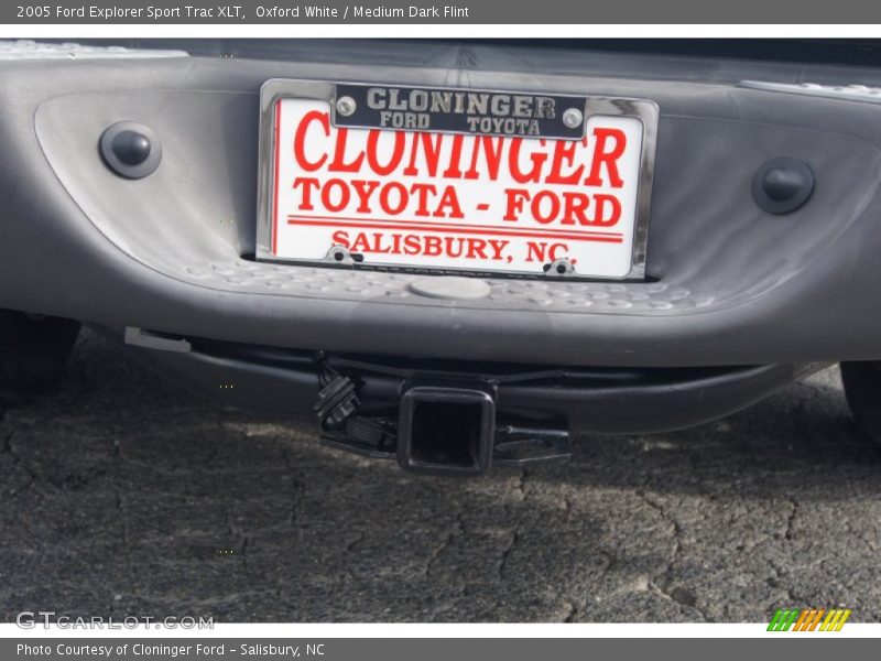 Oxford White / Medium Dark Flint 2005 Ford Explorer Sport Trac XLT