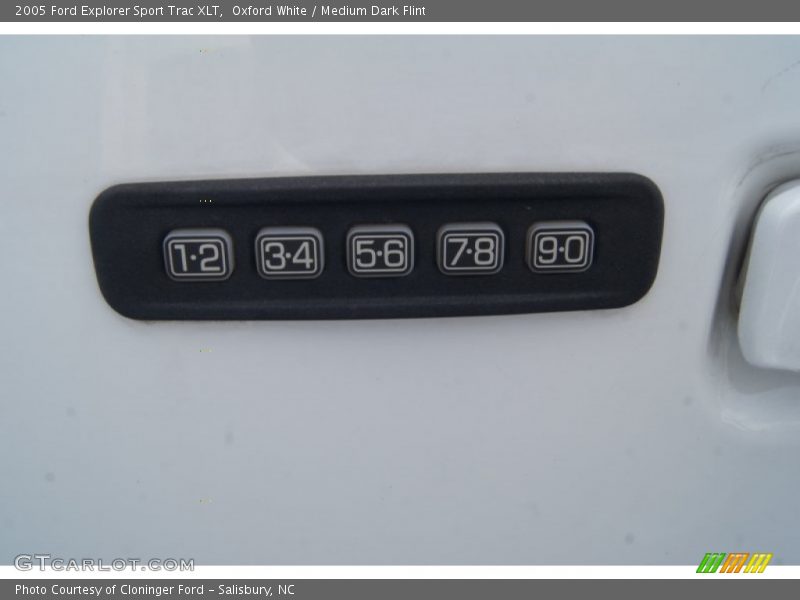 Oxford White / Medium Dark Flint 2005 Ford Explorer Sport Trac XLT
