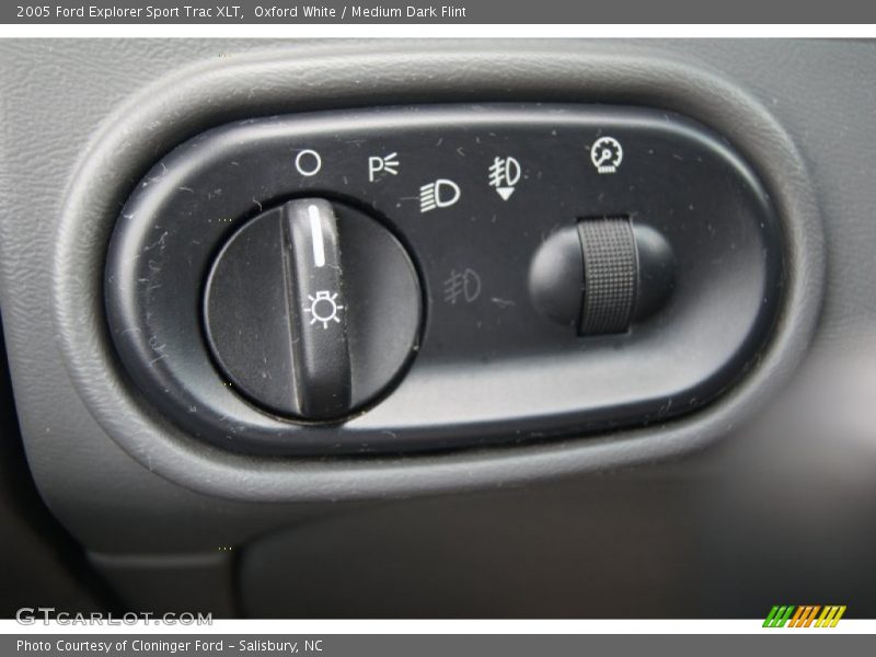 Controls of 2005 Explorer Sport Trac XLT