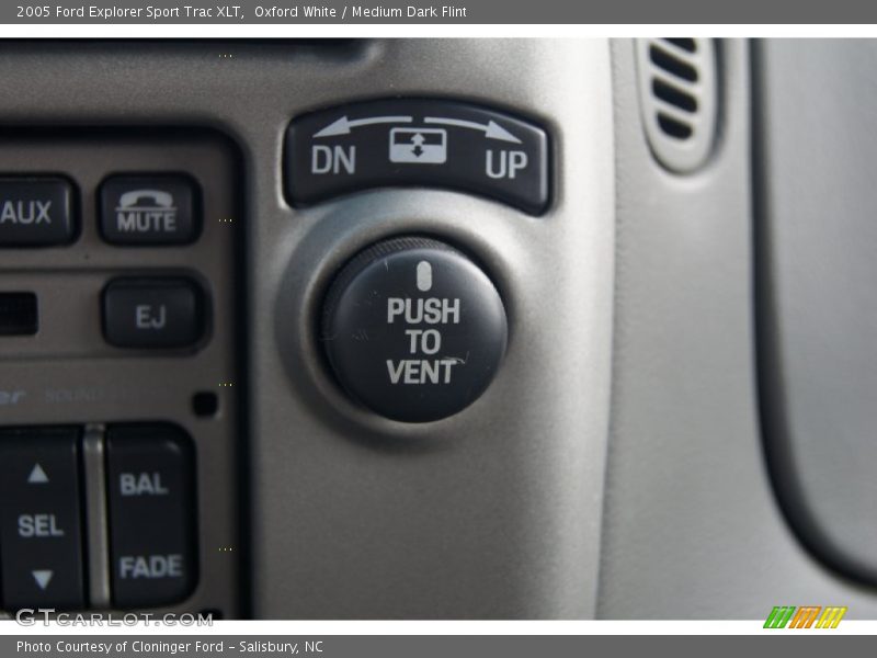 Controls of 2005 Explorer Sport Trac XLT
