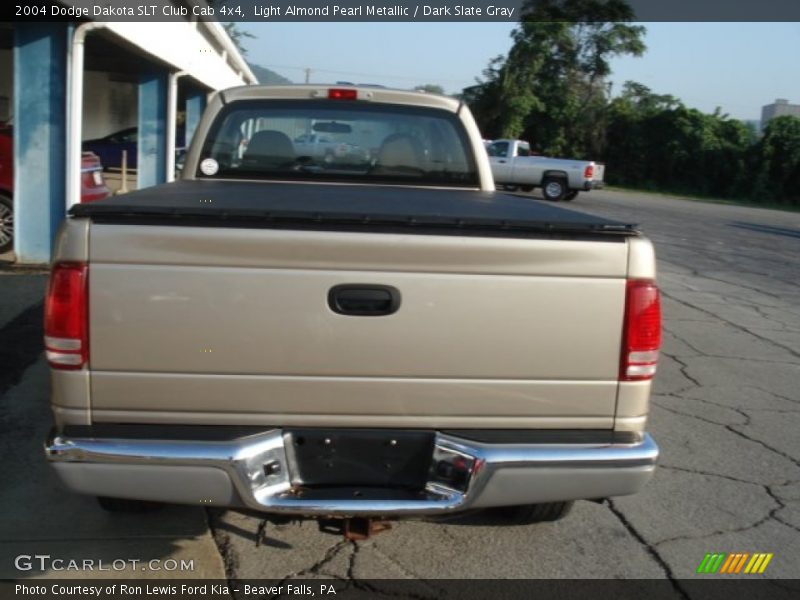 Light Almond Pearl Metallic / Dark Slate Gray 2004 Dodge Dakota SLT Club Cab 4x4