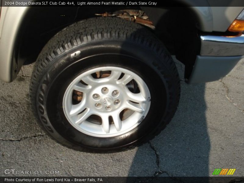 Light Almond Pearl Metallic / Dark Slate Gray 2004 Dodge Dakota SLT Club Cab 4x4