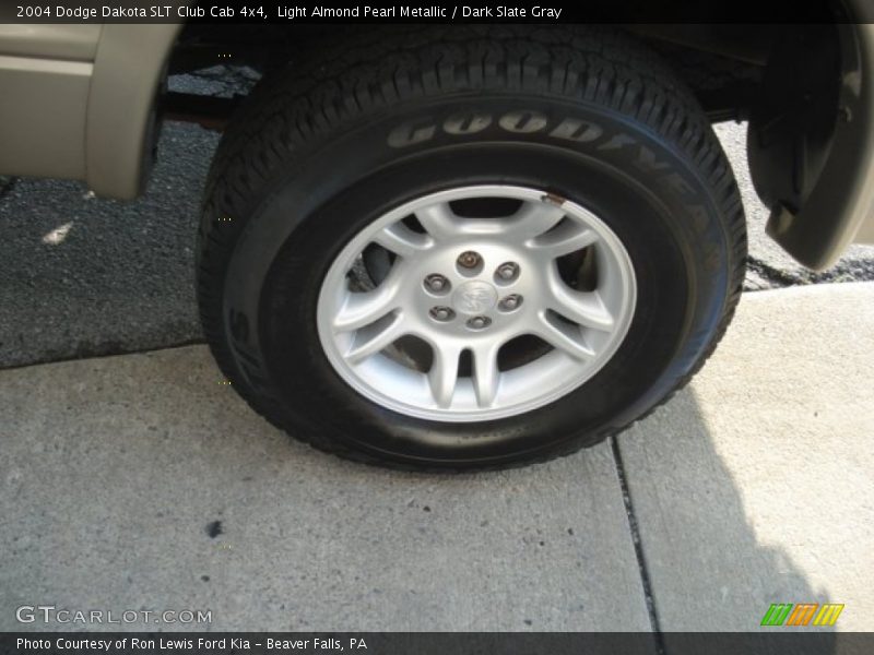 Light Almond Pearl Metallic / Dark Slate Gray 2004 Dodge Dakota SLT Club Cab 4x4