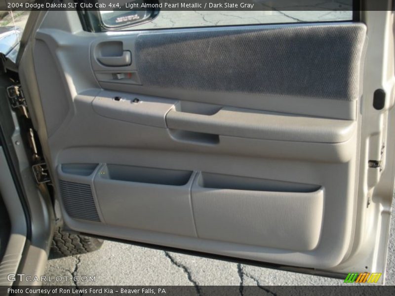 Light Almond Pearl Metallic / Dark Slate Gray 2004 Dodge Dakota SLT Club Cab 4x4