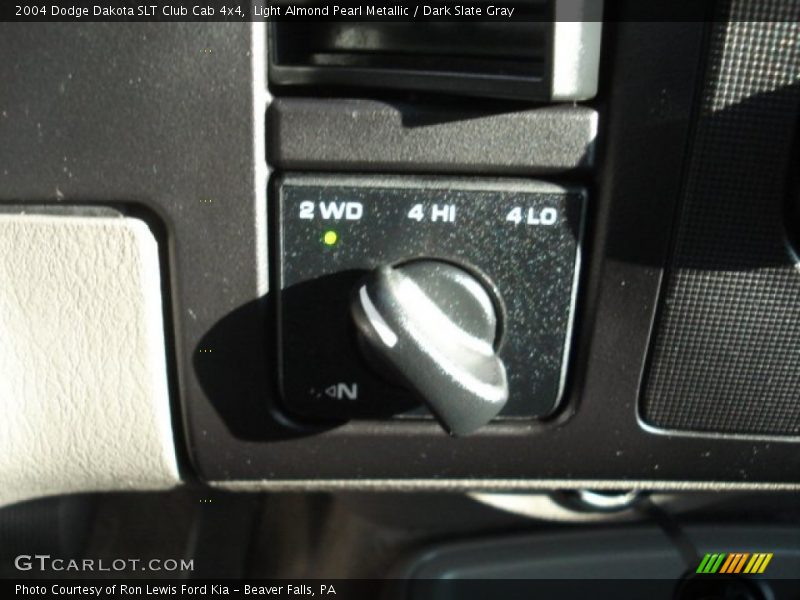 Light Almond Pearl Metallic / Dark Slate Gray 2004 Dodge Dakota SLT Club Cab 4x4
