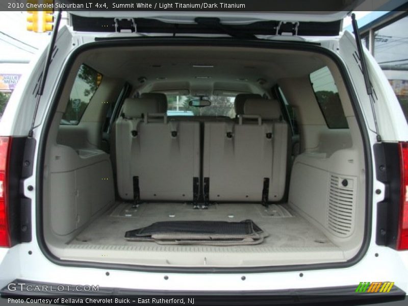 Summit White / Light Titanium/Dark Titanium 2010 Chevrolet Suburban LT 4x4