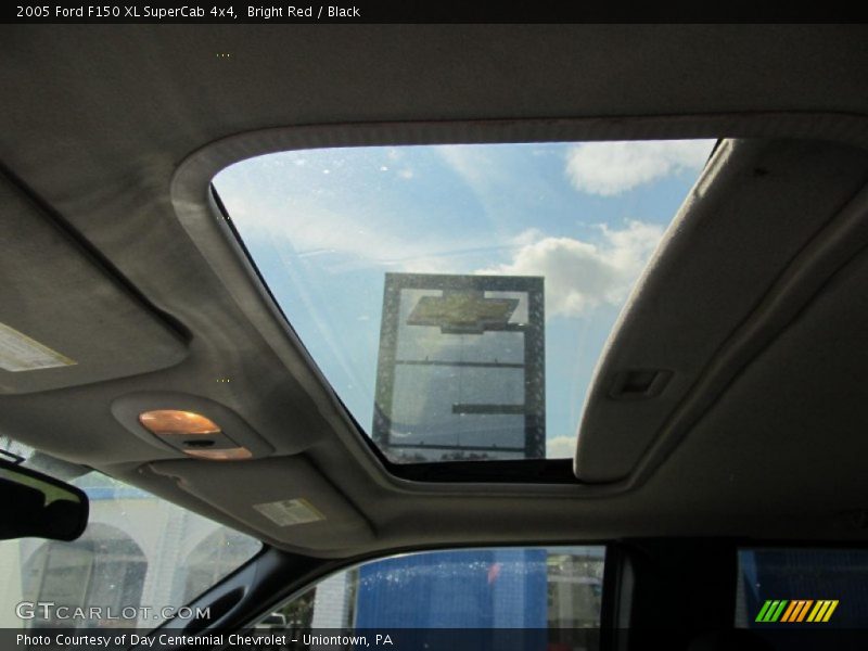 Bright Red / Black 2005 Ford F150 XL SuperCab 4x4