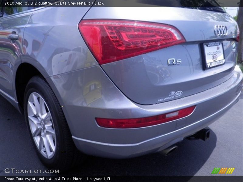 Quartz Grey Metallic / Black 2010 Audi Q5 3.2 quattro