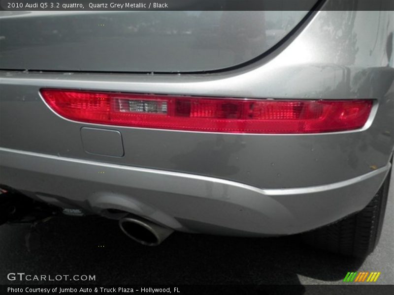 Quartz Grey Metallic / Black 2010 Audi Q5 3.2 quattro