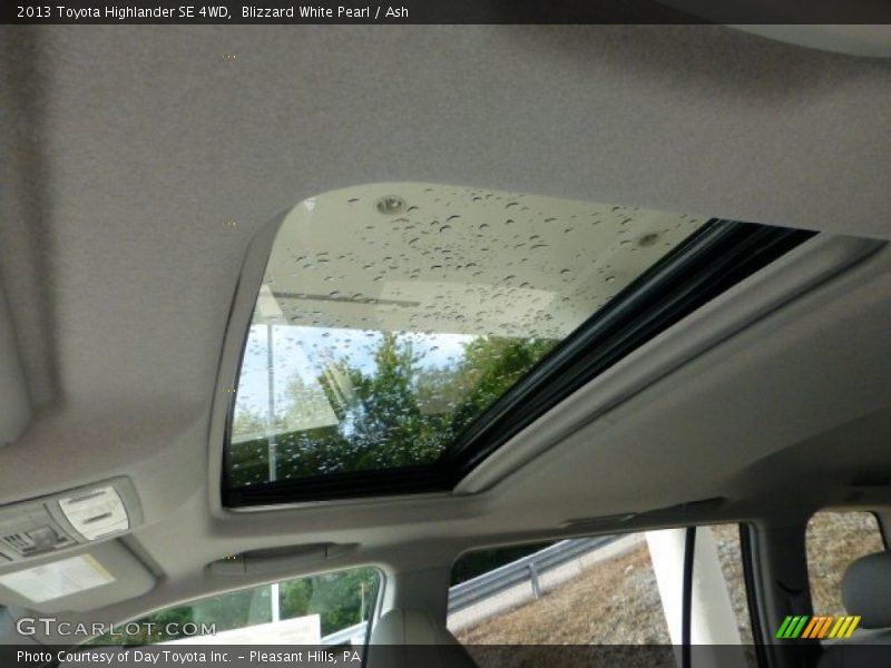 Blizzard White Pearl / Ash 2013 Toyota Highlander SE 4WD