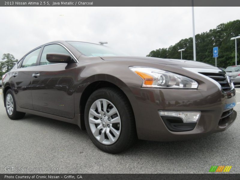 Front 3/4 View of 2013 Altima 2.5 S