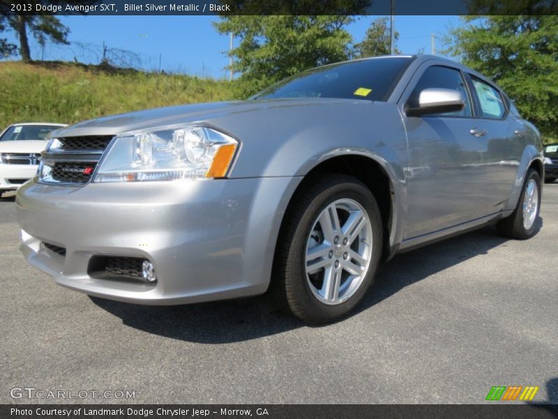 Front 3/4 View of 2013 Avenger SXT