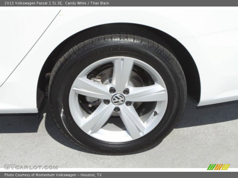 Candy White / Titan Black 2013 Volkswagen Passat 2.5L SE