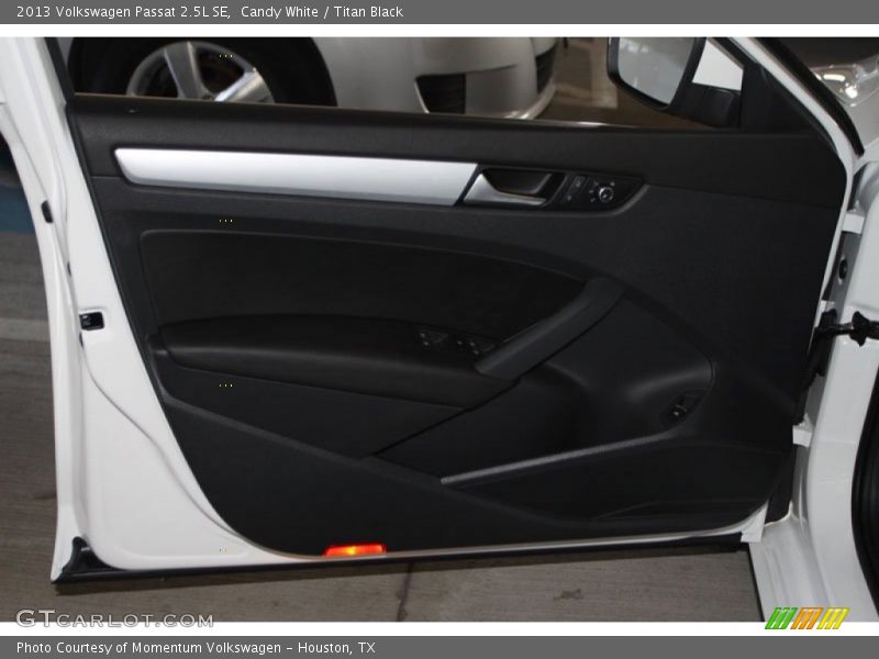 Candy White / Titan Black 2013 Volkswagen Passat 2.5L SE