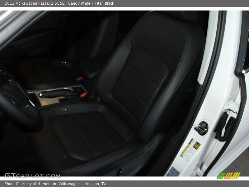 Candy White / Titan Black 2013 Volkswagen Passat 2.5L SE