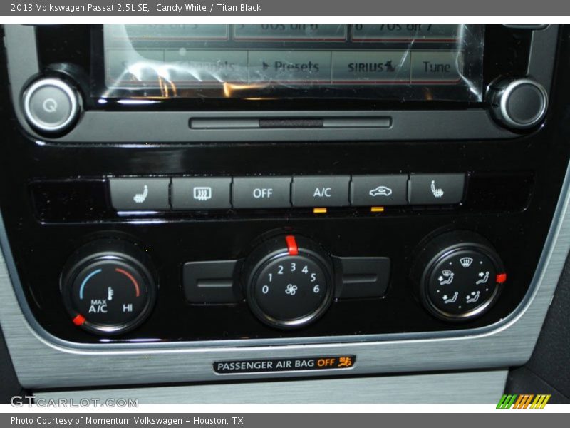 Candy White / Titan Black 2013 Volkswagen Passat 2.5L SE
