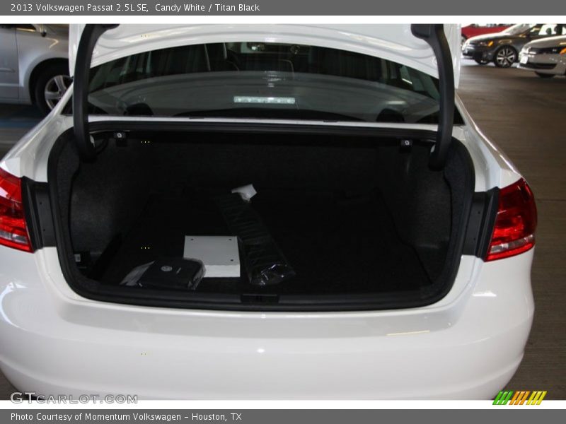Candy White / Titan Black 2013 Volkswagen Passat 2.5L SE