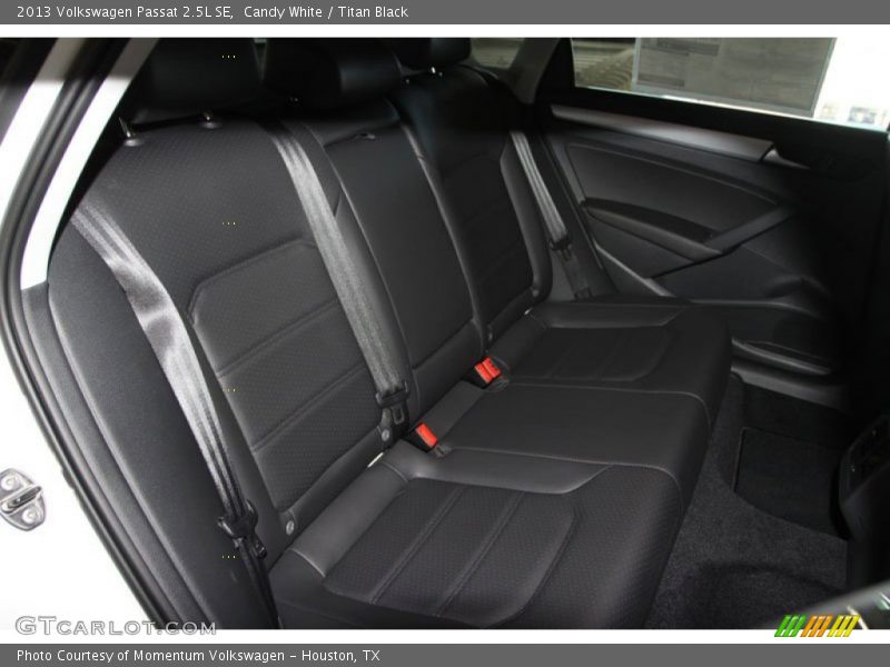 Candy White / Titan Black 2013 Volkswagen Passat 2.5L SE