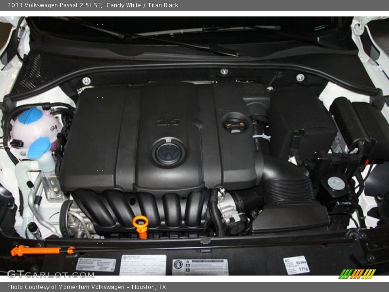 Candy White / Titan Black 2013 Volkswagen Passat 2.5L SE
