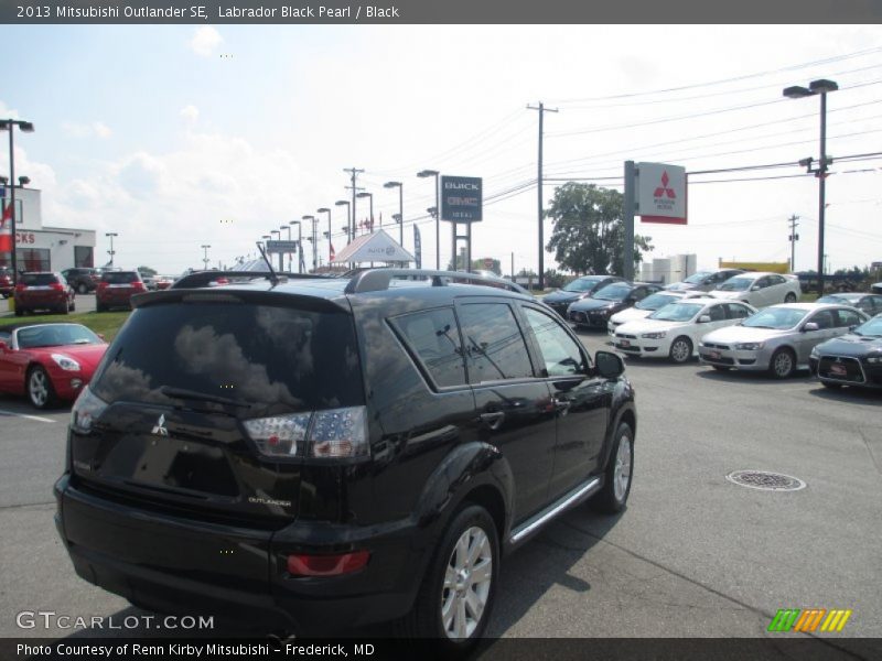 Labrador Black Pearl / Black 2013 Mitsubishi Outlander SE