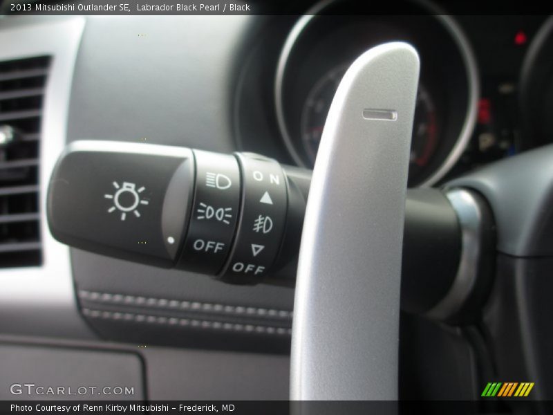 Labrador Black Pearl / Black 2013 Mitsubishi Outlander SE