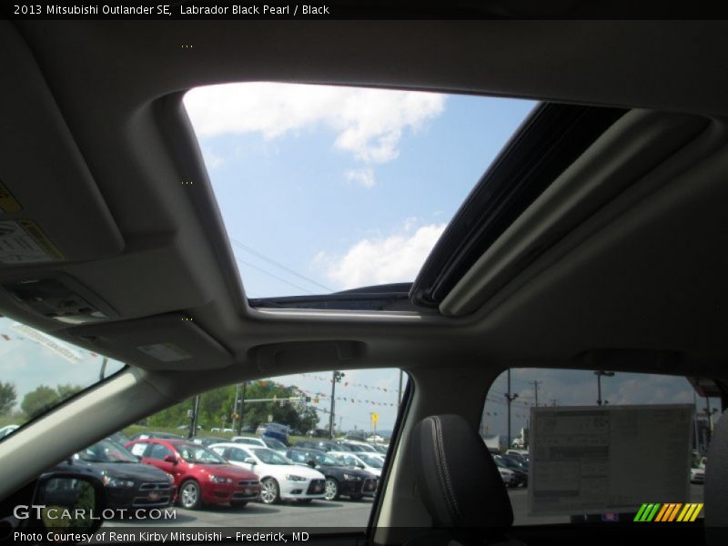 Labrador Black Pearl / Black 2013 Mitsubishi Outlander SE