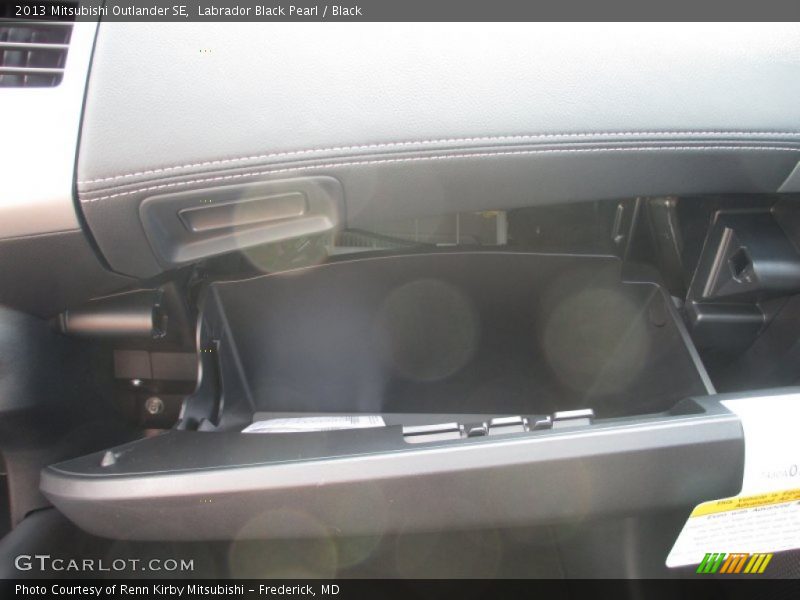 Labrador Black Pearl / Black 2013 Mitsubishi Outlander SE