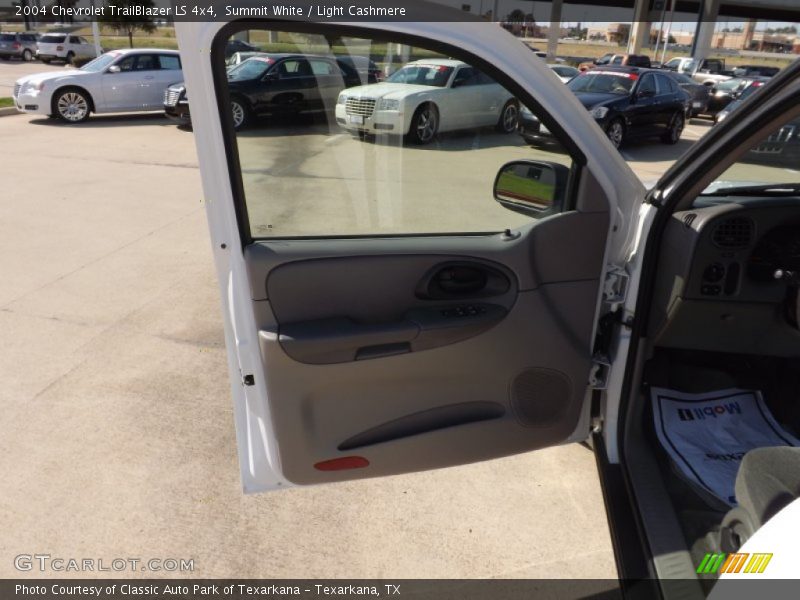 Summit White / Light Cashmere 2004 Chevrolet TrailBlazer LS 4x4