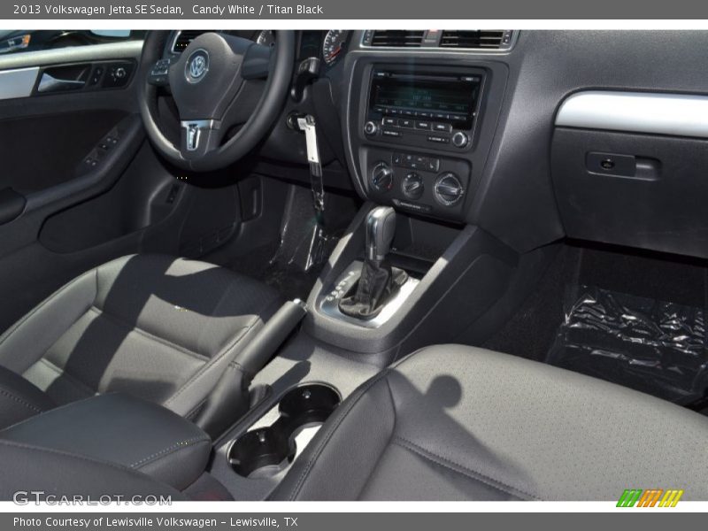 Candy White / Titan Black 2013 Volkswagen Jetta SE Sedan