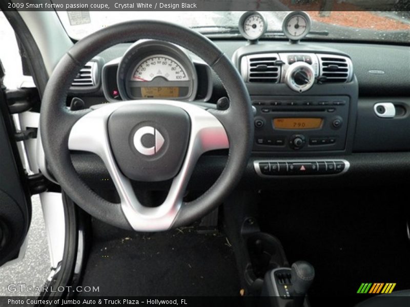 Crystal White / Design Black 2009 Smart fortwo passion coupe
