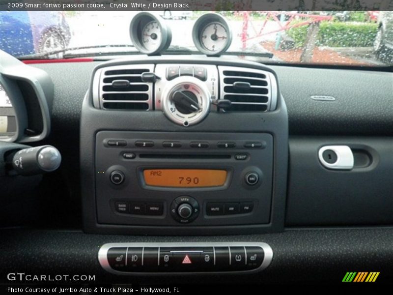 Crystal White / Design Black 2009 Smart fortwo passion coupe