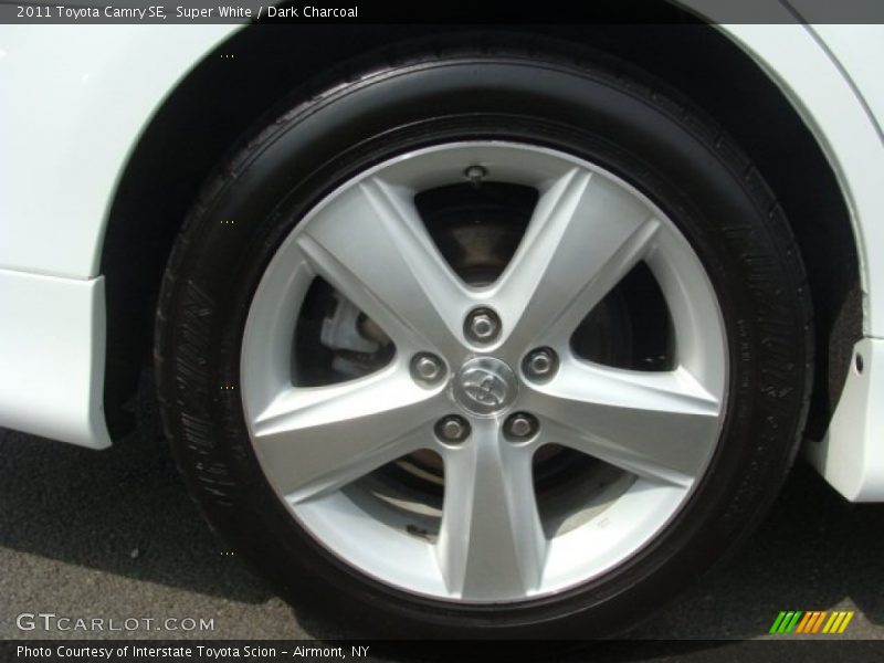 Super White / Dark Charcoal 2011 Toyota Camry SE