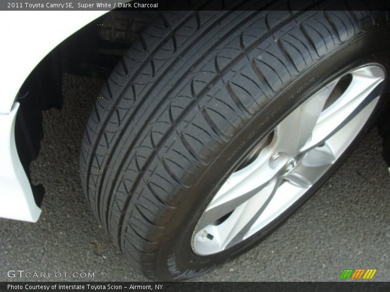 Super White / Dark Charcoal 2011 Toyota Camry SE