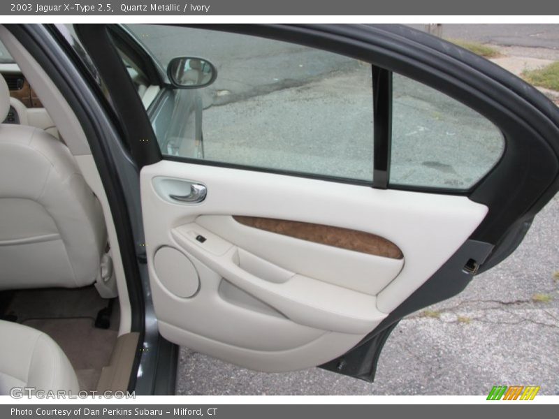 Quartz Metallic / Ivory 2003 Jaguar X-Type 2.5