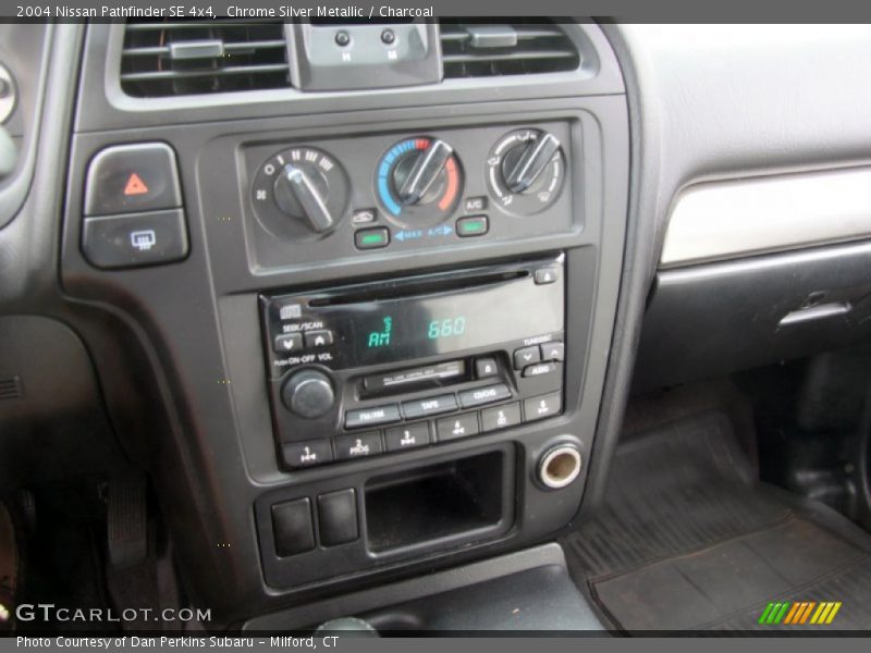 Chrome Silver Metallic / Charcoal 2004 Nissan Pathfinder SE 4x4