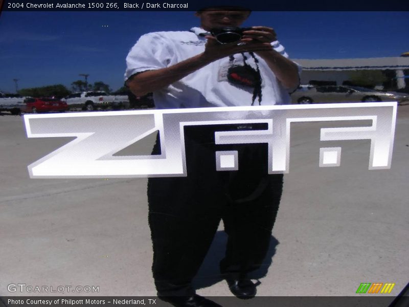 Black / Dark Charcoal 2004 Chevrolet Avalanche 1500 Z66