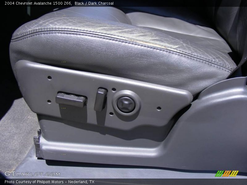Black / Dark Charcoal 2004 Chevrolet Avalanche 1500 Z66