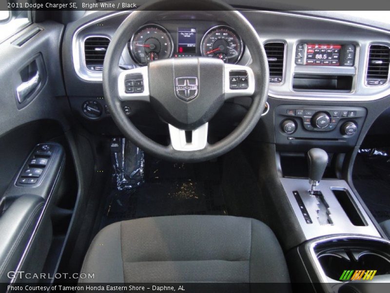 Bright White / Black 2011 Dodge Charger SE