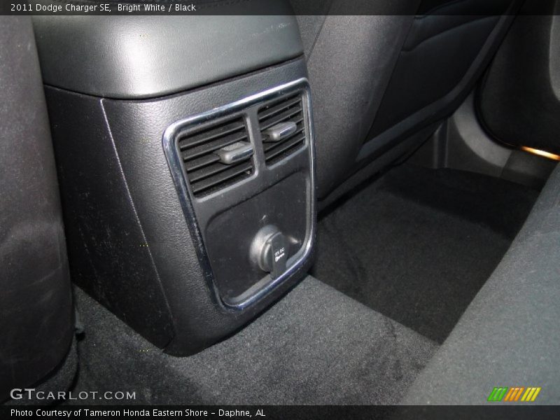 Bright White / Black 2011 Dodge Charger SE