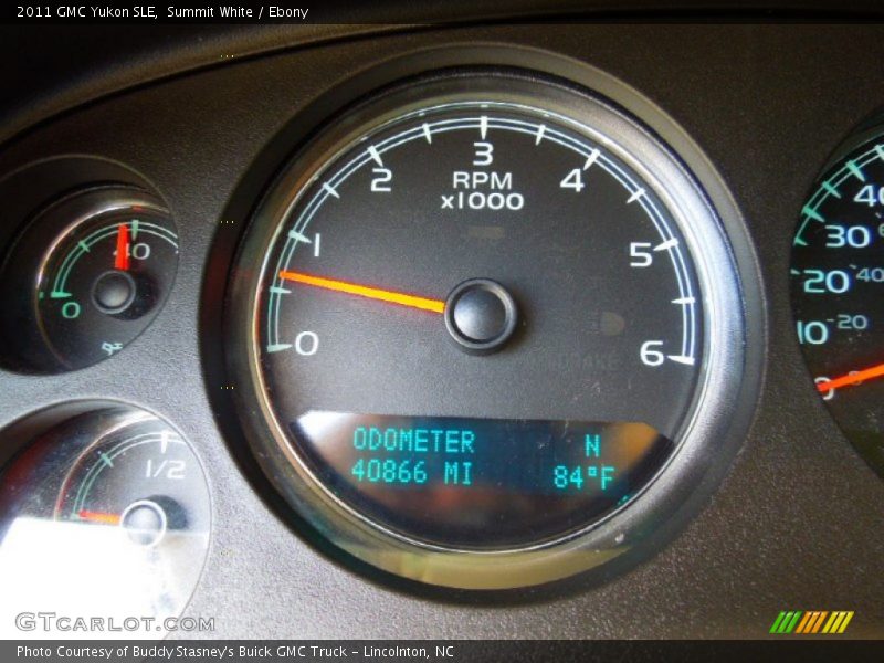 Summit White / Ebony 2011 GMC Yukon SLE