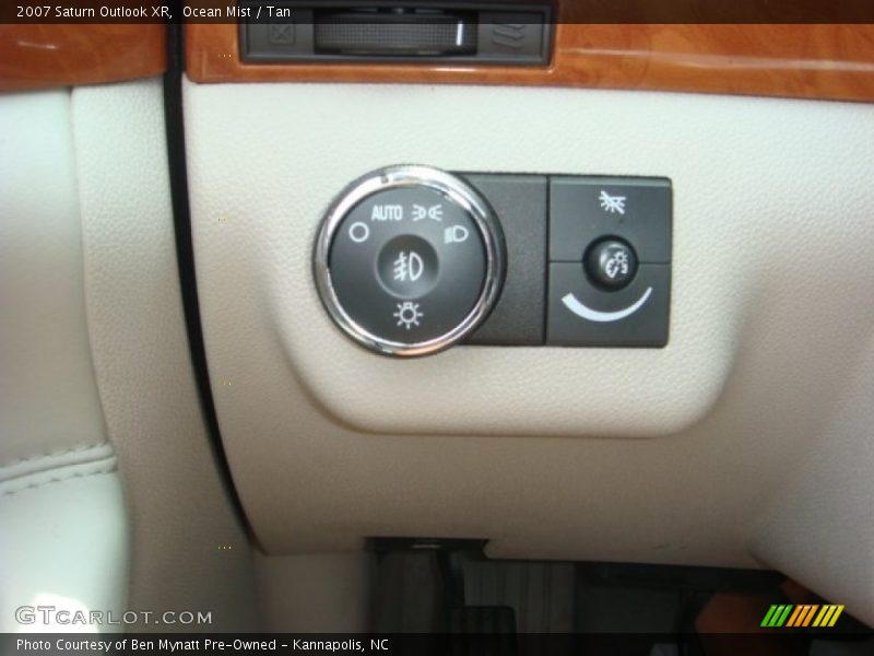 Ocean Mist / Tan 2007 Saturn Outlook XR