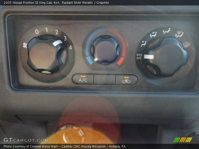 Radiant Silver Metallic / Graphite 2005 Nissan Frontier SE King Cab 4x4