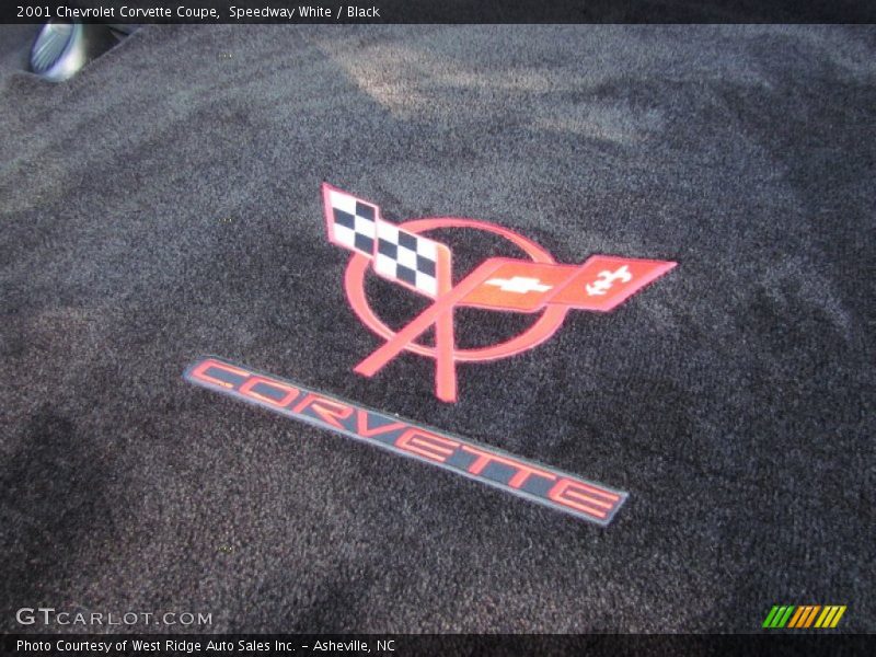 Speedway White / Black 2001 Chevrolet Corvette Coupe
