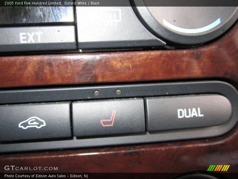 Oxford White / Black 2005 Ford Five Hundred Limited