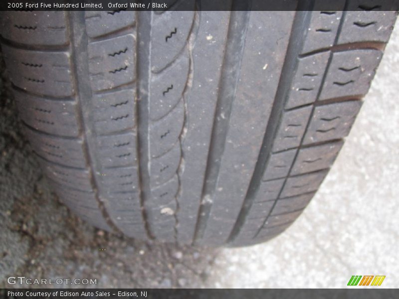 Oxford White / Black 2005 Ford Five Hundred Limited