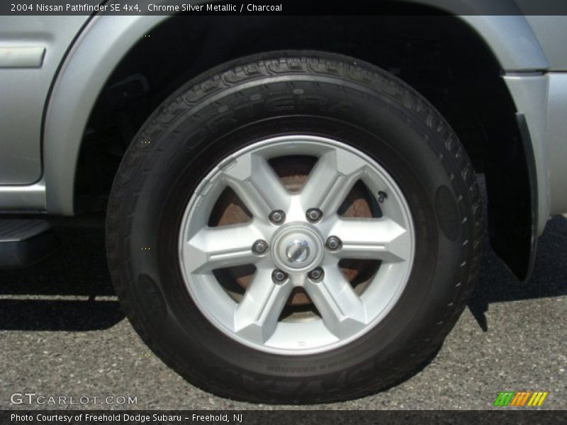 Chrome Silver Metallic / Charcoal 2004 Nissan Pathfinder SE 4x4