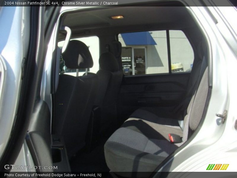 Chrome Silver Metallic / Charcoal 2004 Nissan Pathfinder SE 4x4
