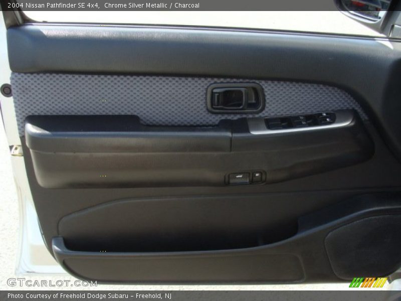Chrome Silver Metallic / Charcoal 2004 Nissan Pathfinder SE 4x4