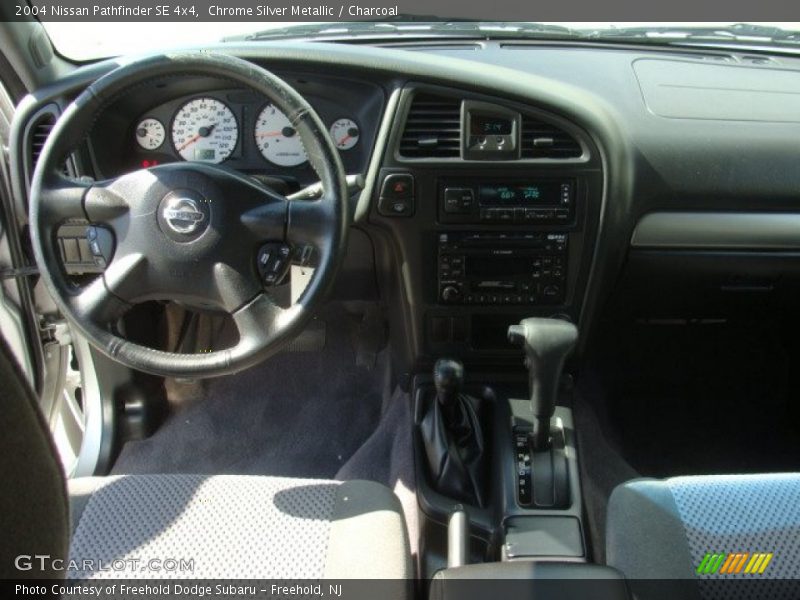 Chrome Silver Metallic / Charcoal 2004 Nissan Pathfinder SE 4x4