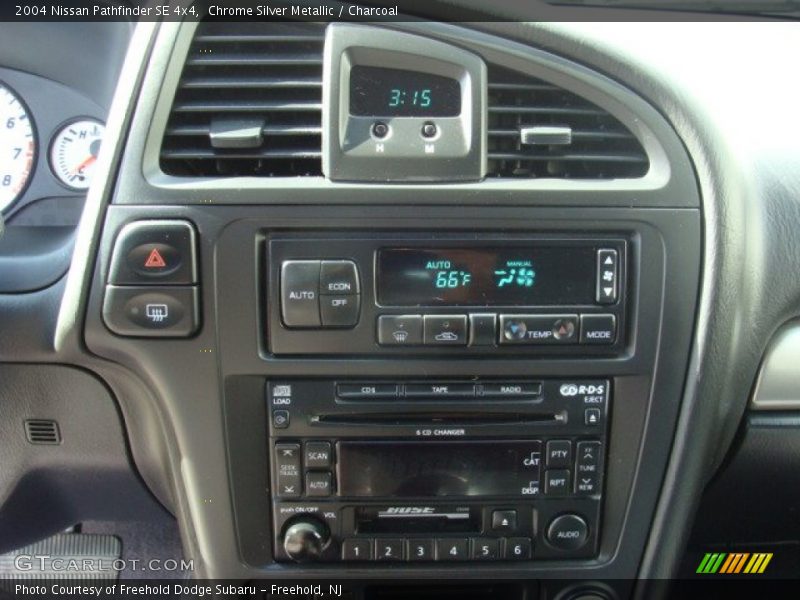 Chrome Silver Metallic / Charcoal 2004 Nissan Pathfinder SE 4x4